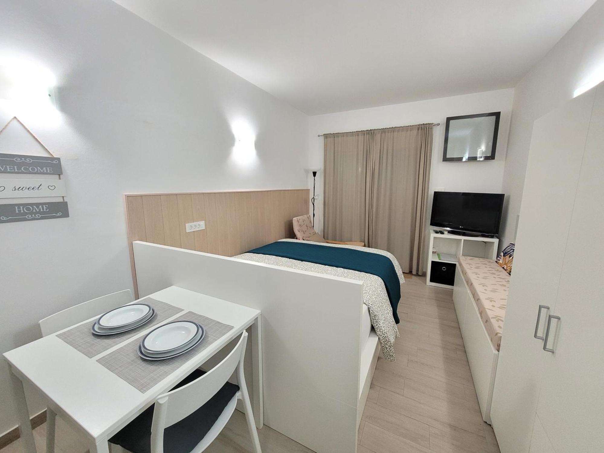 Apartma Zusterna Za Bazenom Koper Exterior photo
